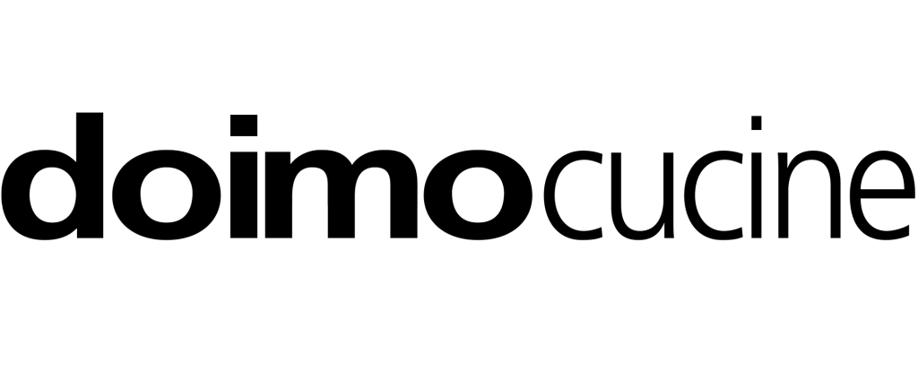 Doimo Cucine este un brand italian de bucătării care combină eleganța mediteraneană cu funcționalitatea modernă. Fiecare bucătărie Doimo îmbină linii curate, materiale de calitate și soluții inteligente de organizare, creând spații luminoase și primitoare. Designul său versatil și adaptabil se potrivește atât ambientelor clasice, cât și celor contemporane, oferind confort și rafinament în inima casei.